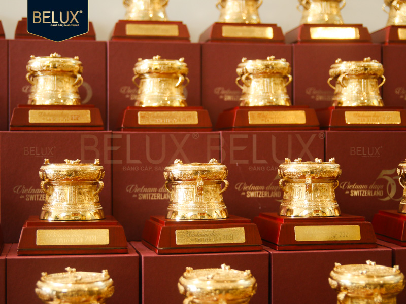 Lô 100 trống đồng D8 mạ vàng Việt Nam days in Switzerland theo yêu cầu